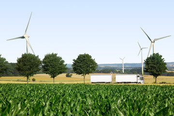 LKW in Landschaft mit Windrädern