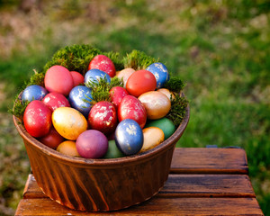 Bunte Ostereier im Korb 2