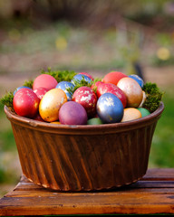 Bunte Ostereier im Korb