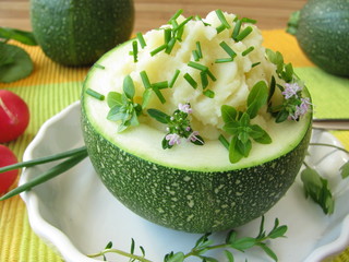 Kugelzucchini mit Kartoffelpüree gefüllt