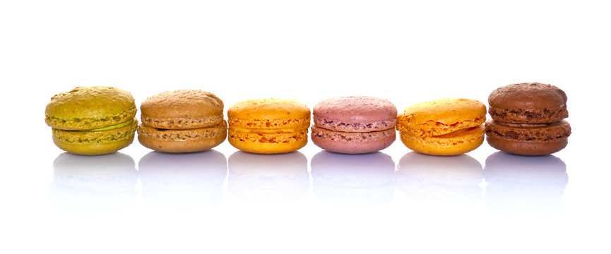 Macarons align&eacute;s, fond blanc