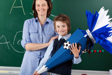 lehrerin mit schüler am ersten schultag