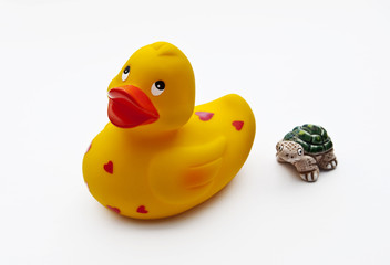 Gelbe Gummiente mit kleiner Schildkröte