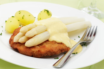Spargel mit Schnitzel und Sauce Hollandaise