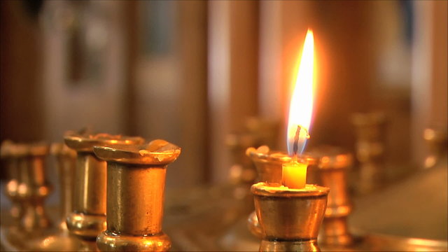 свеча в церкви , крупный план