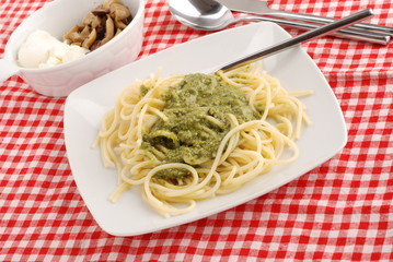 PIATTO BIANCO DI SPAGHETTI CON PESTO