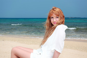 Fototapeta na wymiar コマカ島の美しい砂浜と笑顔の女性