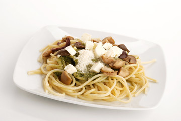 PESTO OLIVE E MOZZARELLA CON SPAGHETTI