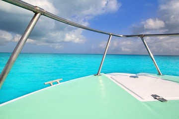 Obraz premium boat green bow in turquoise caribbean sea
