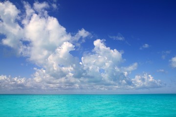 Fototapeta na wymiar Karaiby horyzont morze na dzień błękitne niebo wakacje