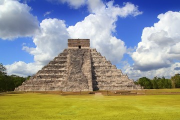 Fototapeta na wymiar Starożytna Majów Chichen Itza Piramida Kukulcan