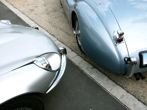 Fototapeta Britische Roadster und Sportwagen der Fünfzigerjahre und Sechzigerjahre in Metallic mit Chrom und Glanz beim Oldtimertreffen in der Klassikstadt im Stadtteil Fechenheim in Frankfurt am Main in Hessen