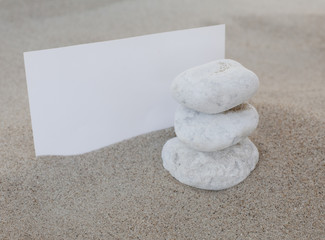 Fototapeta na wymiar carton blanc et pierres zen