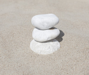 Fototapeta na wymiar galets pierres zen en équilibre