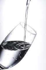 グラスに水を注ぐ