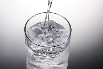 水を注ぐグラス