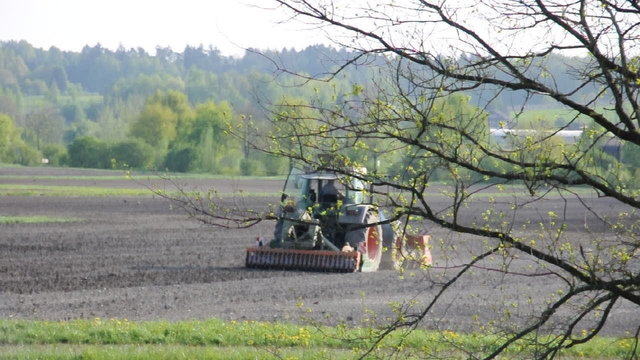 Landwirt betreibt Ackerbau