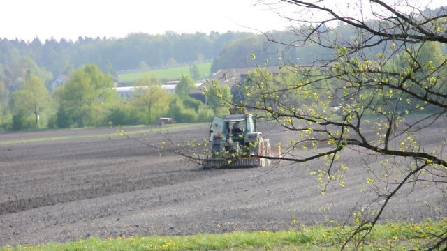 Landwirt betreibt Ackerbau