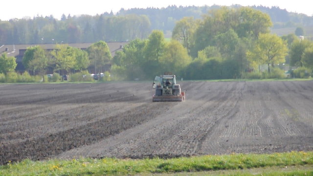 Landwirt betreibt Ackerbau