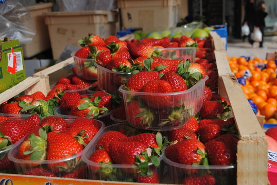 Frische Erdbeeren auf den Markt_n