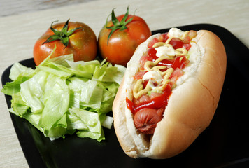 hotdog con insalata e pomodori