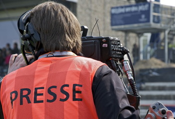 Kameramann an Kamera bei Sportübertragung