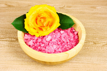 Obraz na płótnie Canvas bowl of pink bath salt with flower