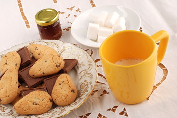 LATTE E BISCOTTI