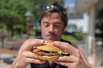 homme et hamburger