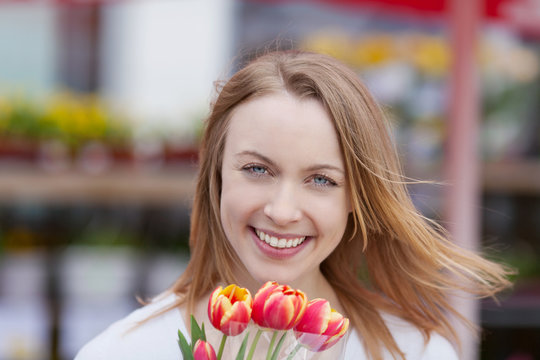 lächelnde frau kauft tulpen