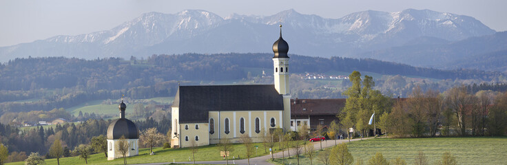 wallfahrtskirche am irschenberg mit alpen im hintergrund