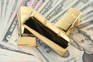 Goldbarren auf Dollarnoten