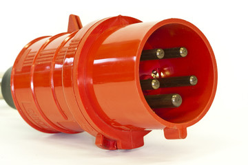 Nahaufnahme eines 5 poligen roten CEE Steckers