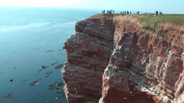 Steilk&uuml;ste auf Helgoland mit Touristen