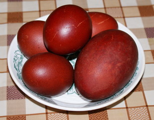 Крашенные яйца лежат на тарелке. Пасха