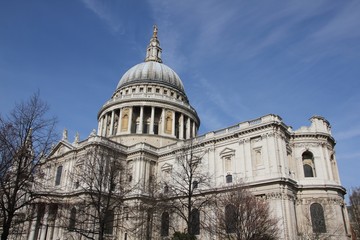 Fototapeta na wymiar St. Pauls Cathedrale bei strahlend blauem Himmel