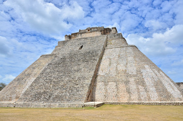 Fototapeta na wymiar Ruiny Majów - Uxmal, Meksyk - Piramida Magician