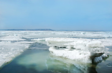 Obraz premium breaking spring floating ice