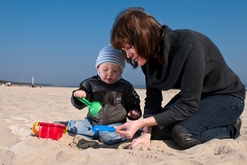 Mutter und Kind am Strand