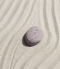 Fototapeta na wymiar caillou zen dans le sable