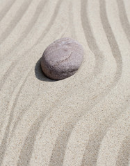 caillou zen dans le sable