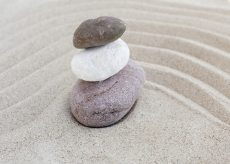 Fototapeta na wymiar pierres zen en équilibre sur du sable