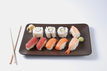 piatto misto di sushi