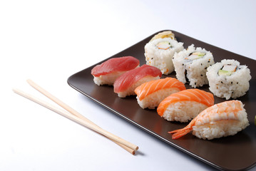 sushi su piatto marrone