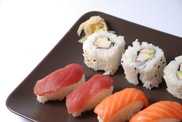 close up di piatto misto di sushi con zenzero