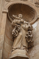 Obraz premium statua di santo sulla facciata di una chiesa barocca a Modica