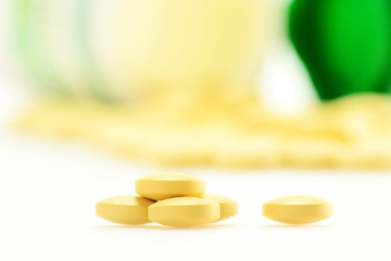 Composition with dietary supplement tablets