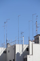 edifici bianchi con lunghe antenne
