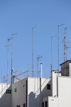 edifici bianchi con lunghe antenne