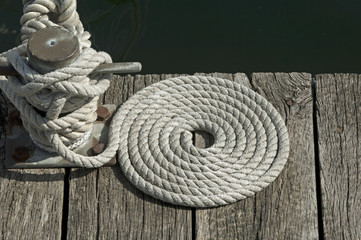 Seil an einem Bootssteg im Kieler Hafen